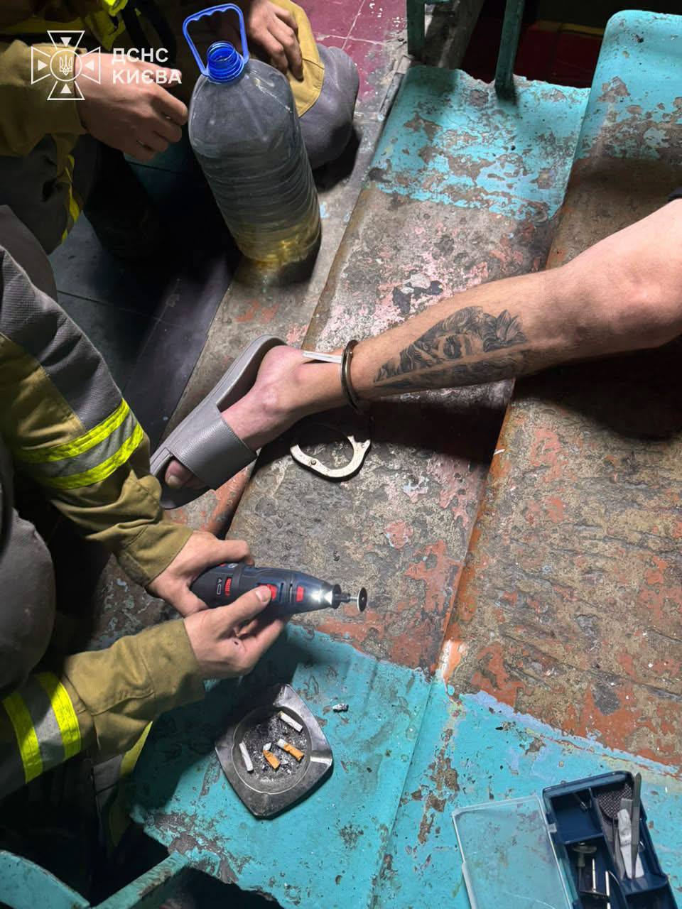 Rescuers Removed Handcuffs from a Man's Leg in Kyiv