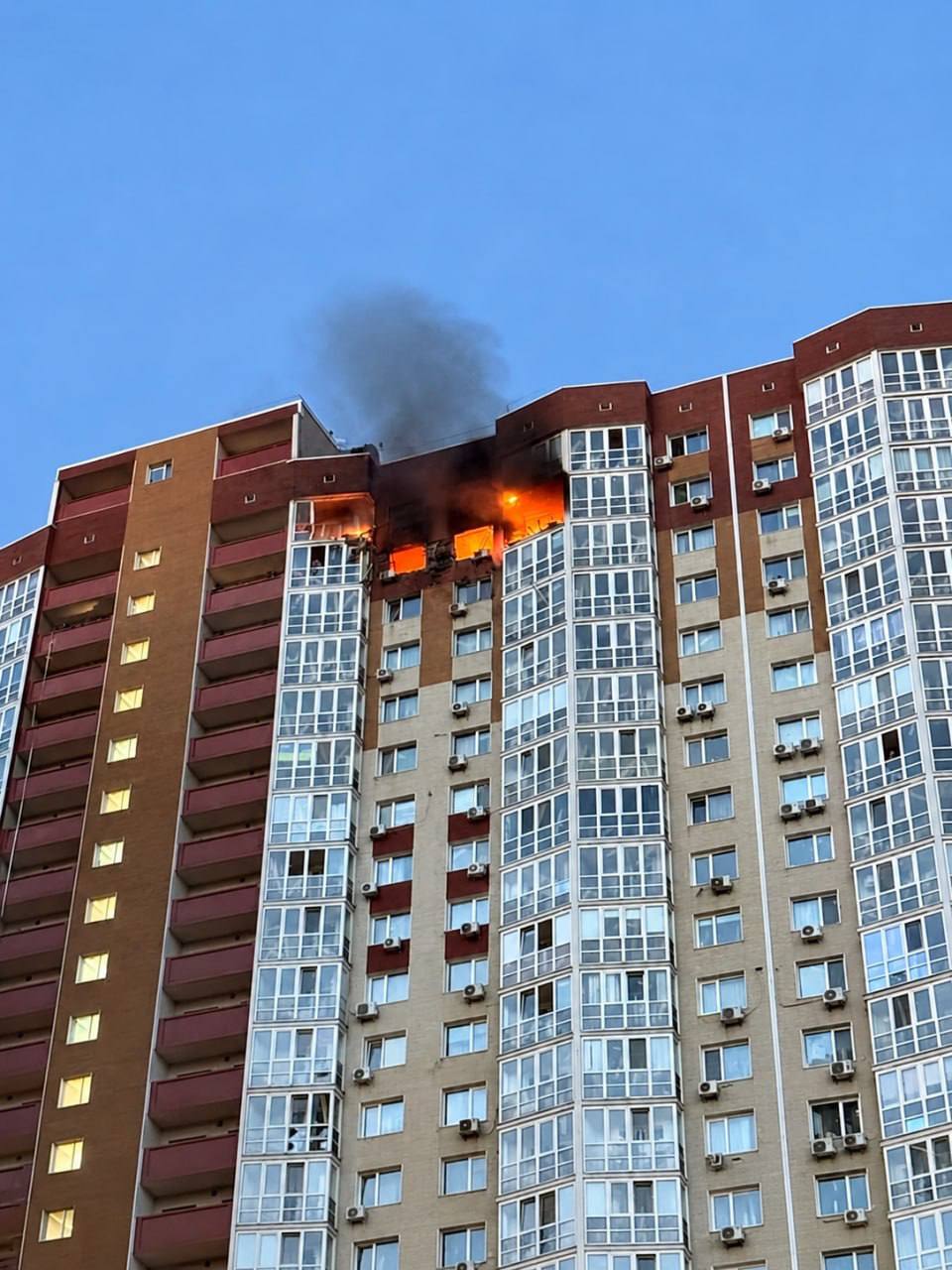 Ворожий удар по житловому будинку в Дарницькому районі: одна загибла особа та двоє постраждалих