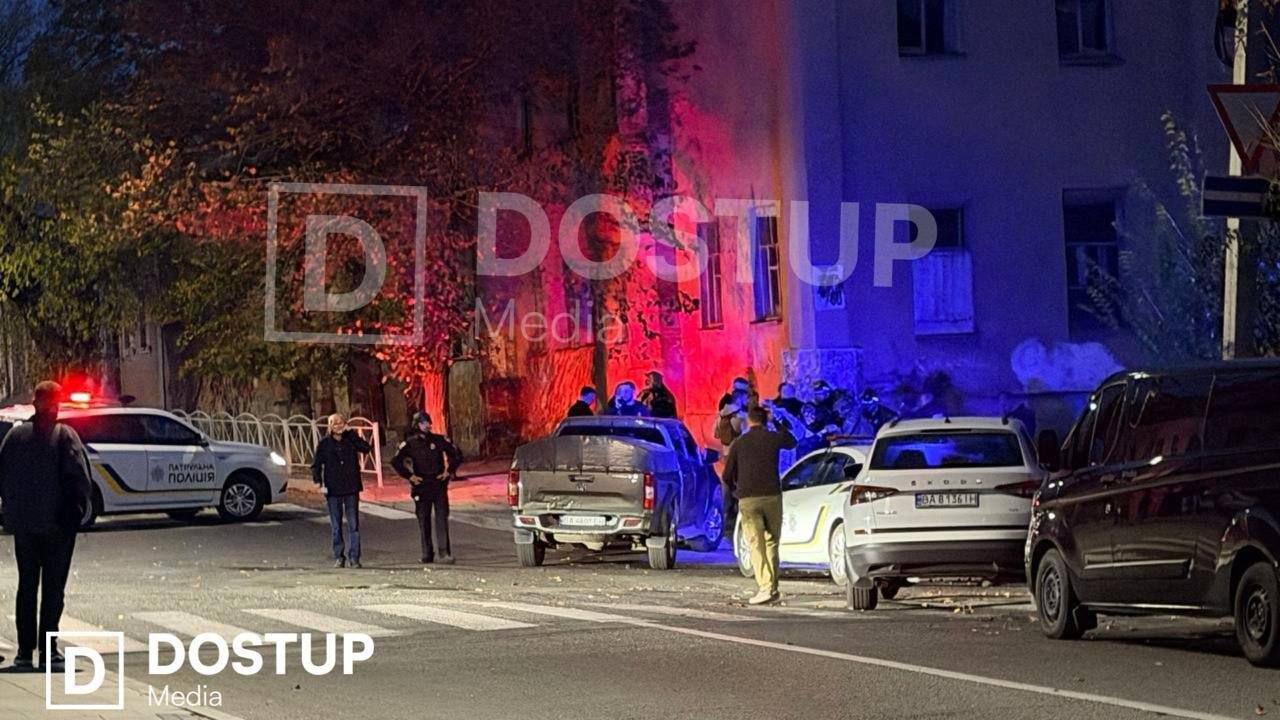 Напад на поліцейських у Кропивницькому: чоловік кинув гранати та відкрив стрілянину