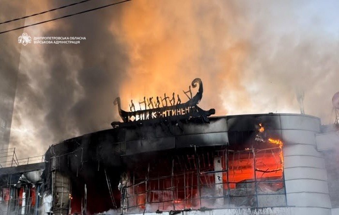 Російські війська вдарили по торговому центру в Дніпрі