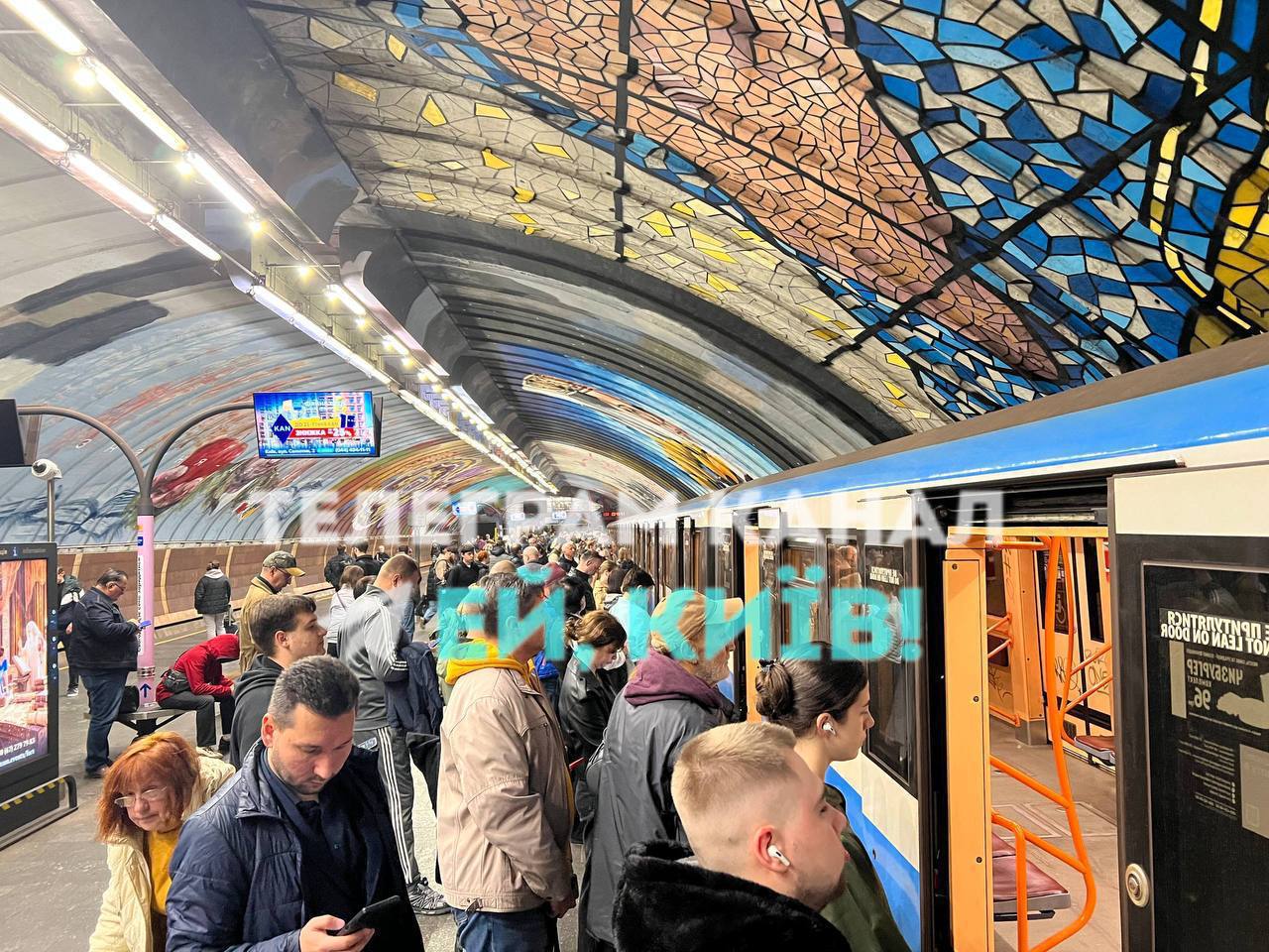 Знеструмлення метро в Києві: проблеми з рухом по зеленій гілці