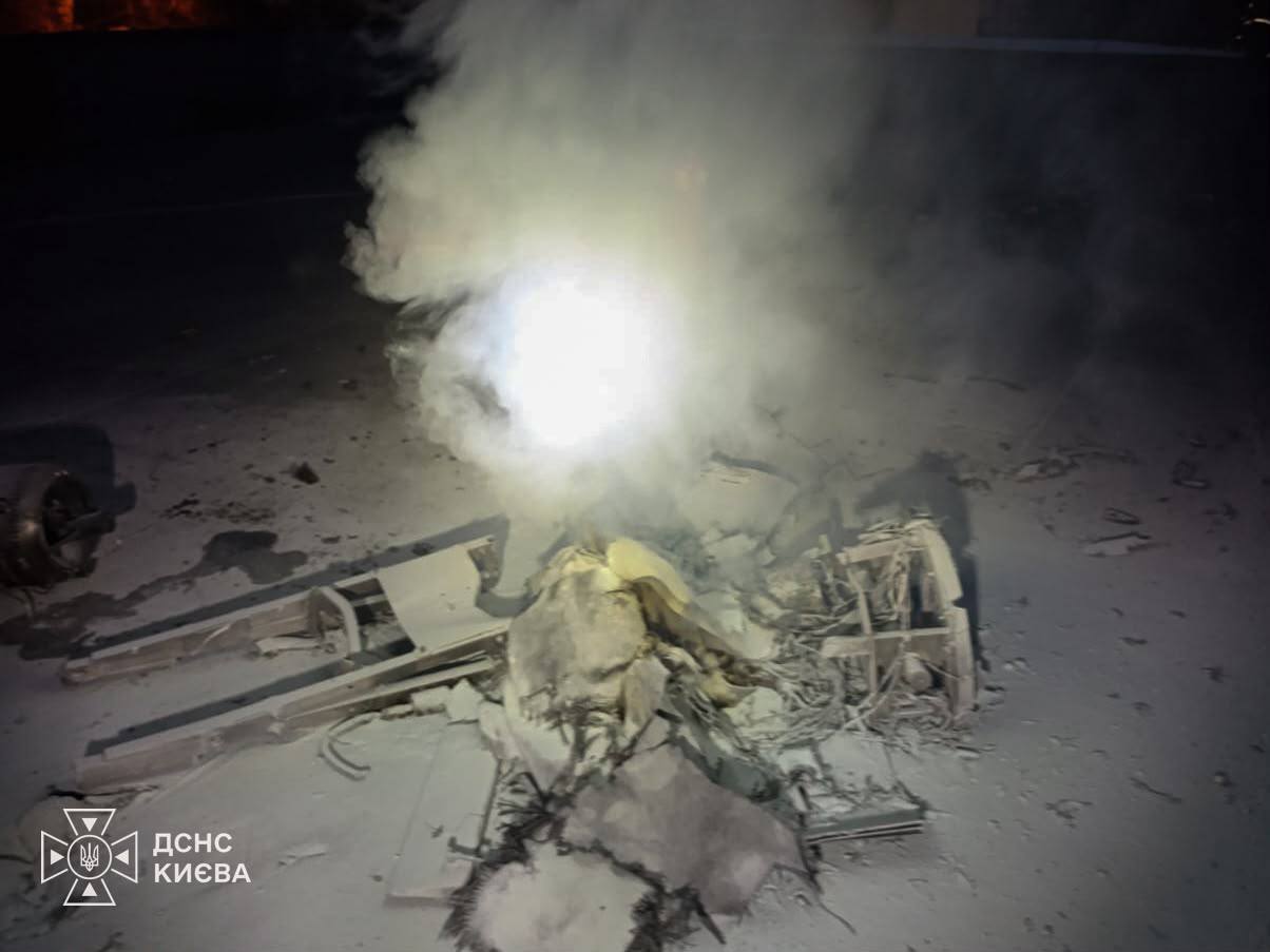 Пожежа в Києві після російського обстрілу: загорівся дах навчального закладу